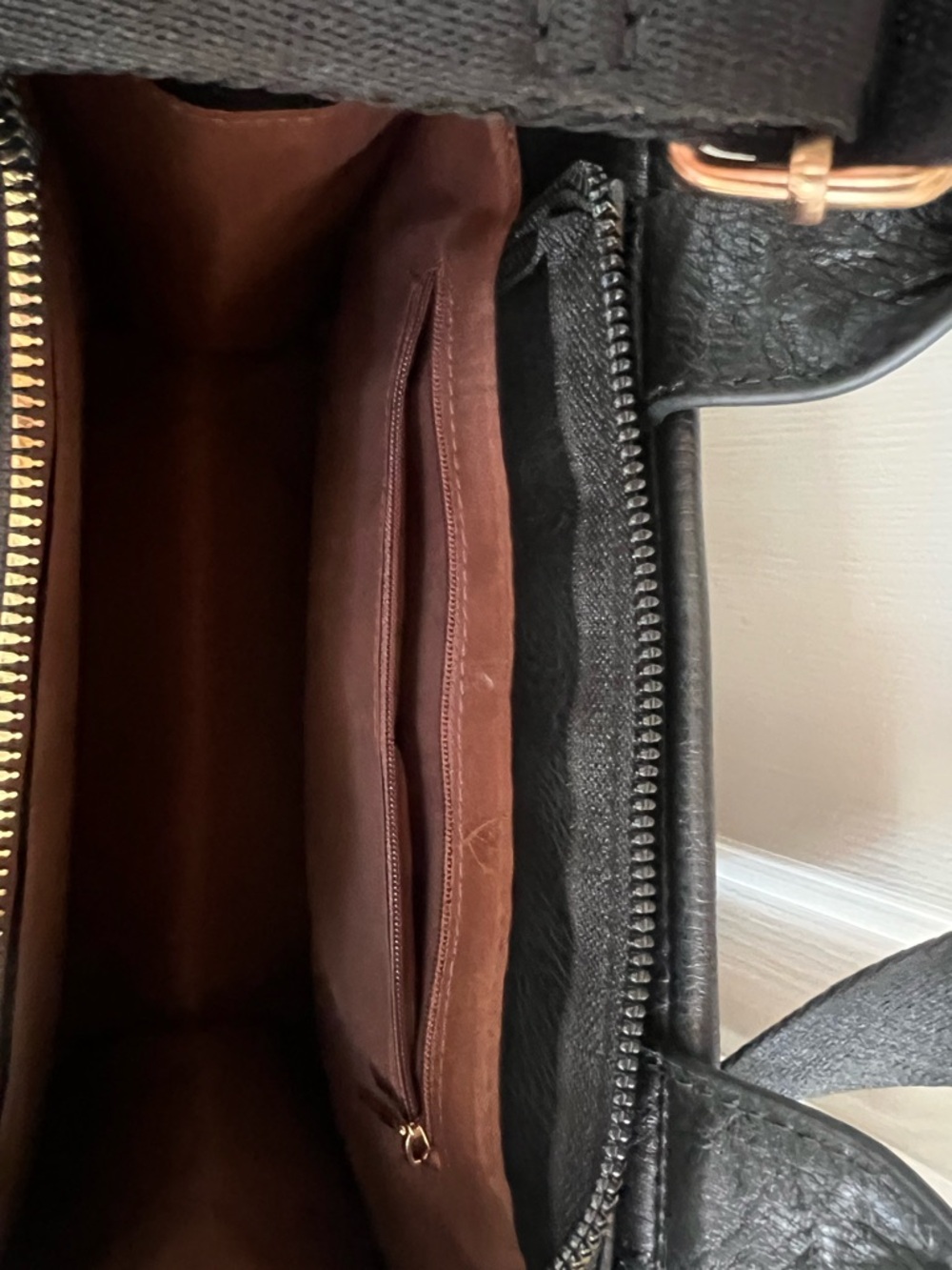 Crossbody Black Checkered Tote/ purse nwot shoulder strap mint condition - Picture 4 of 6